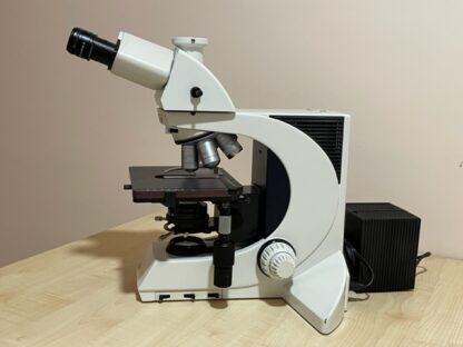 Microscopio trinocular Leica DMLB